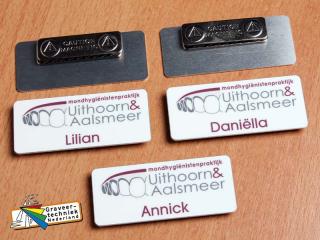 Naambadge, ondergrond wit met logo en naam.